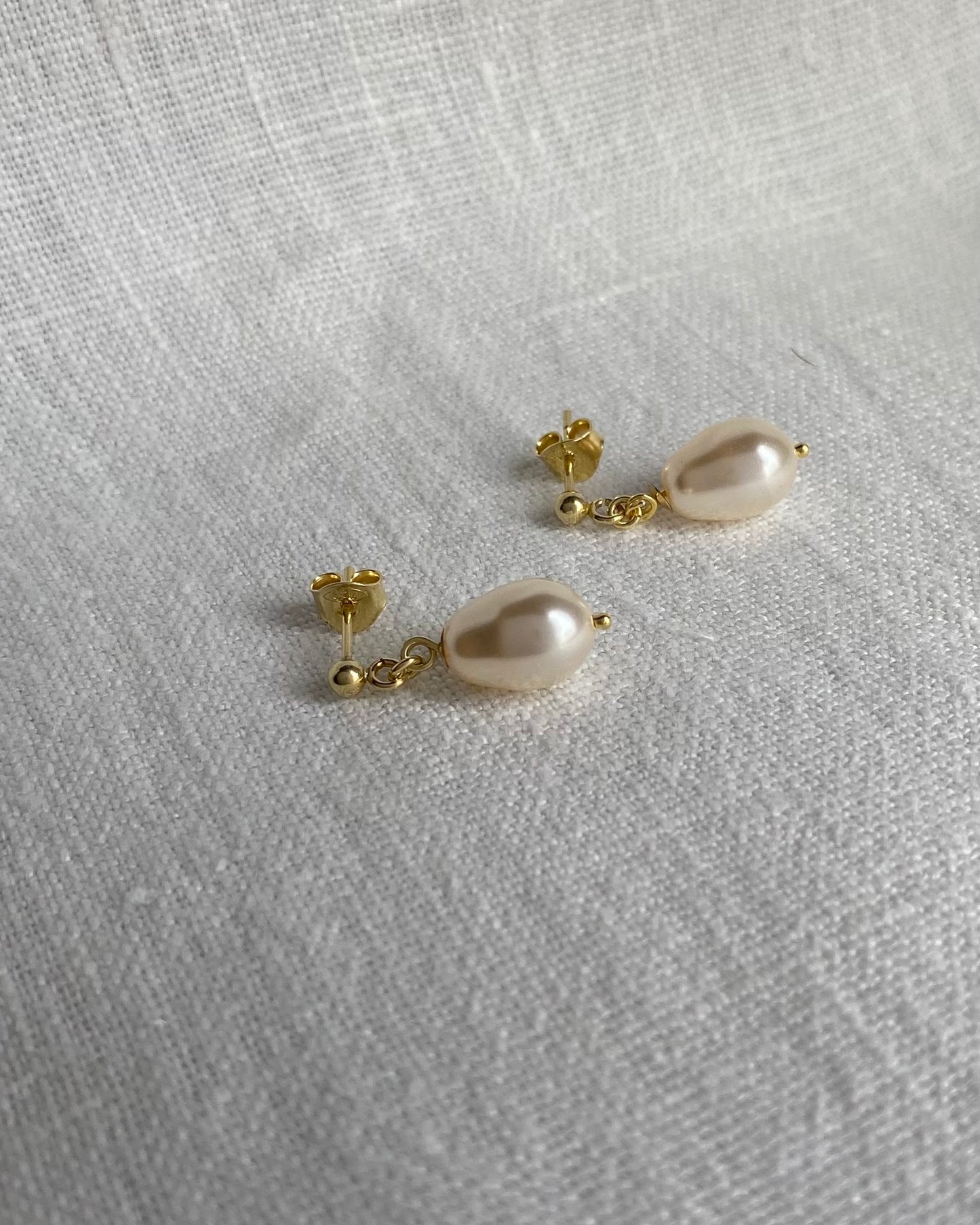 Stud earrings with a pearl drop, gold-plated sterling silver