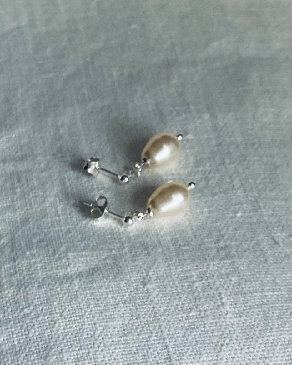 Stud earrings with a pearl drop, sterling silver