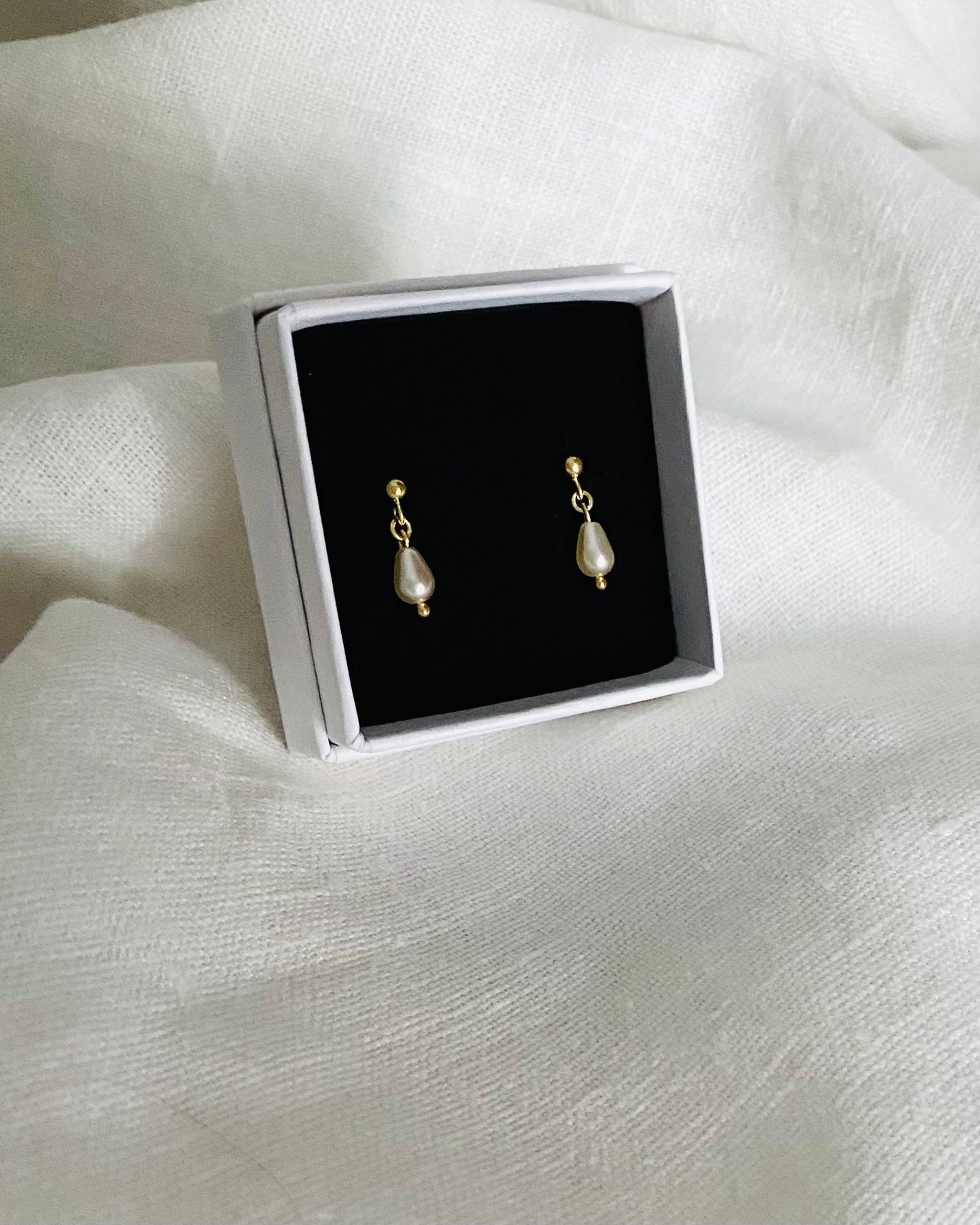 Knappörhängen med pärla, förgyllt sterlingsilver