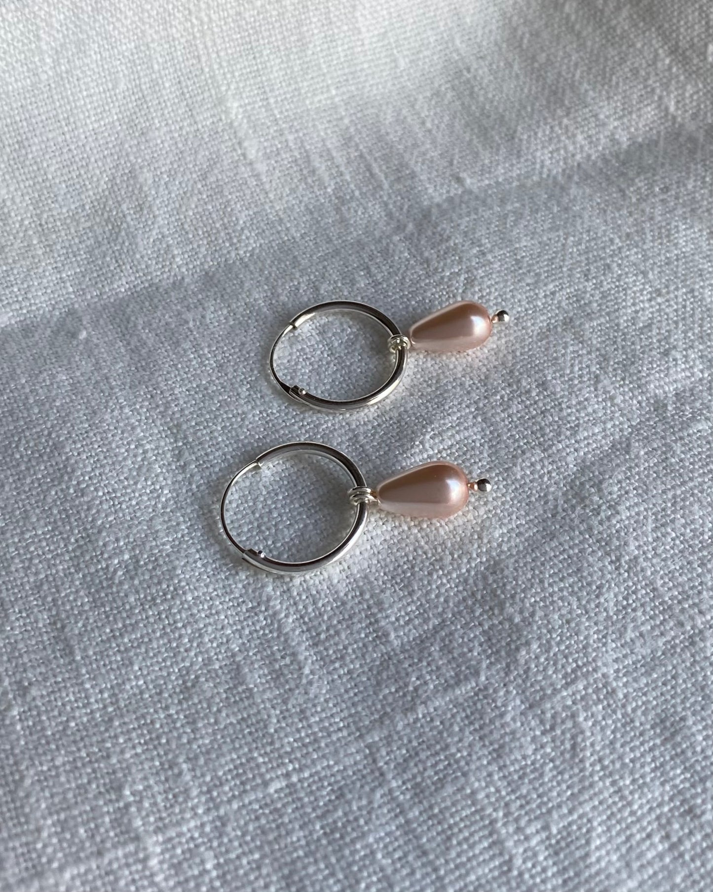 Örhängen med droppformade pärlor, sterlingsilver