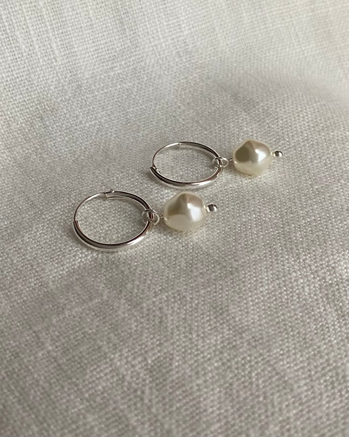 Örhängen med liten barockpärla, sterlingsilver