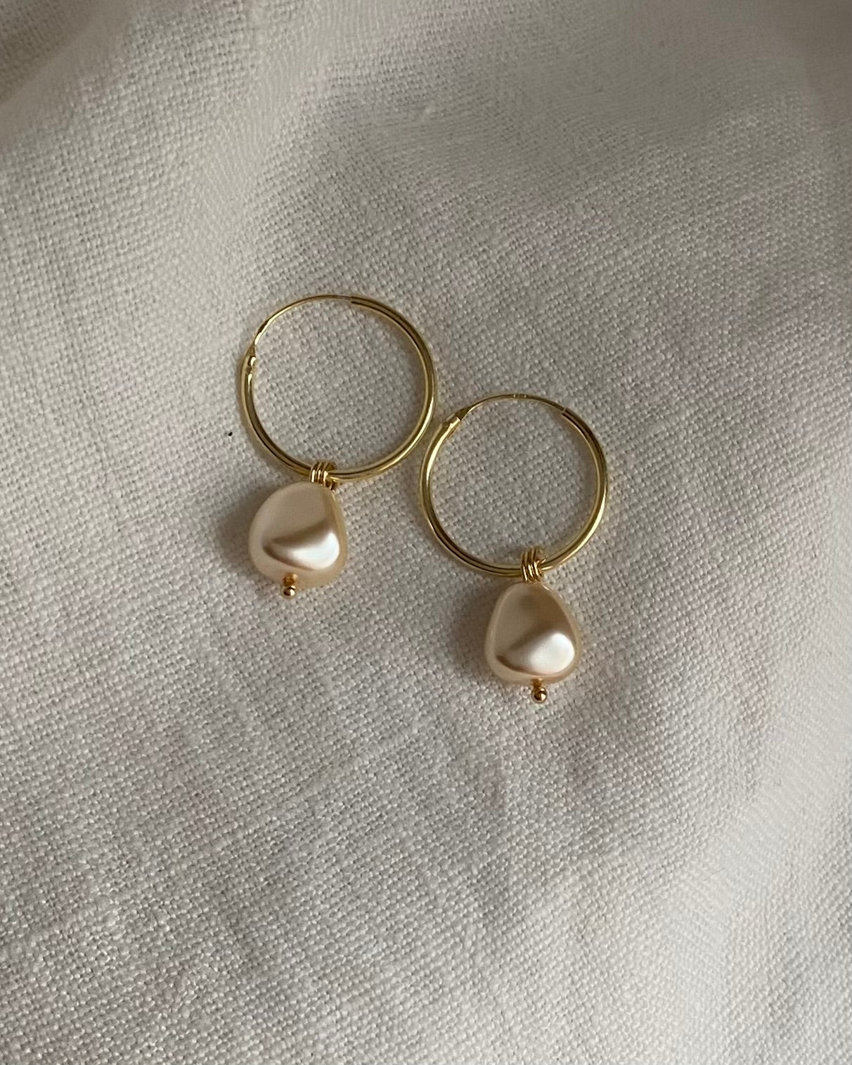 Örhängen med nuggetpärl, förgyllt sterlingsilver
