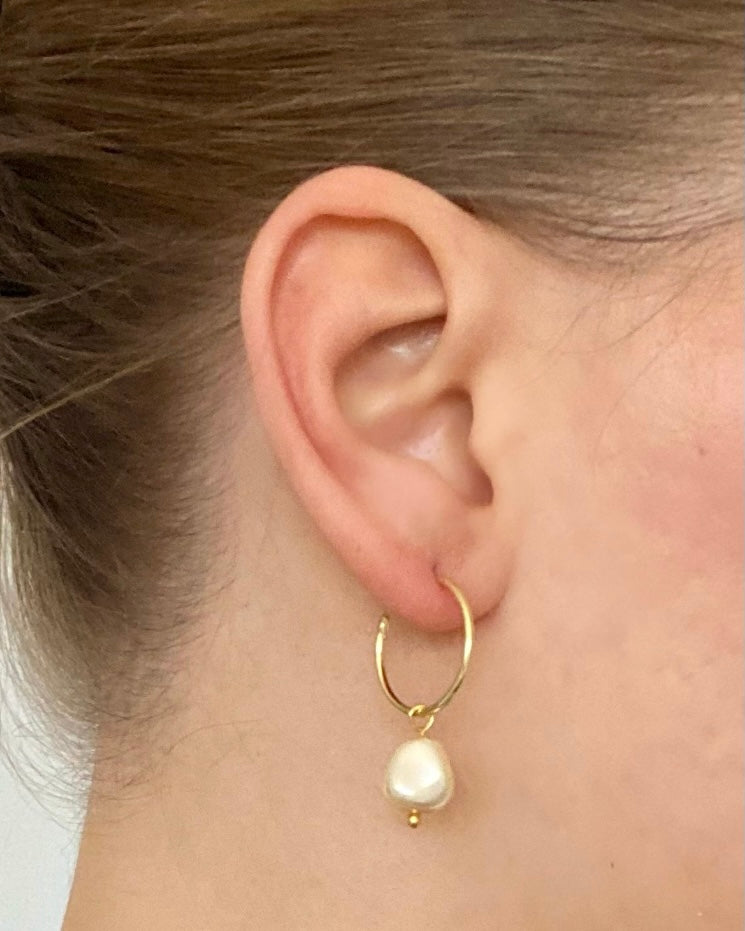 Örhängen med nuggetpärl, förgyllt sterlingsilver