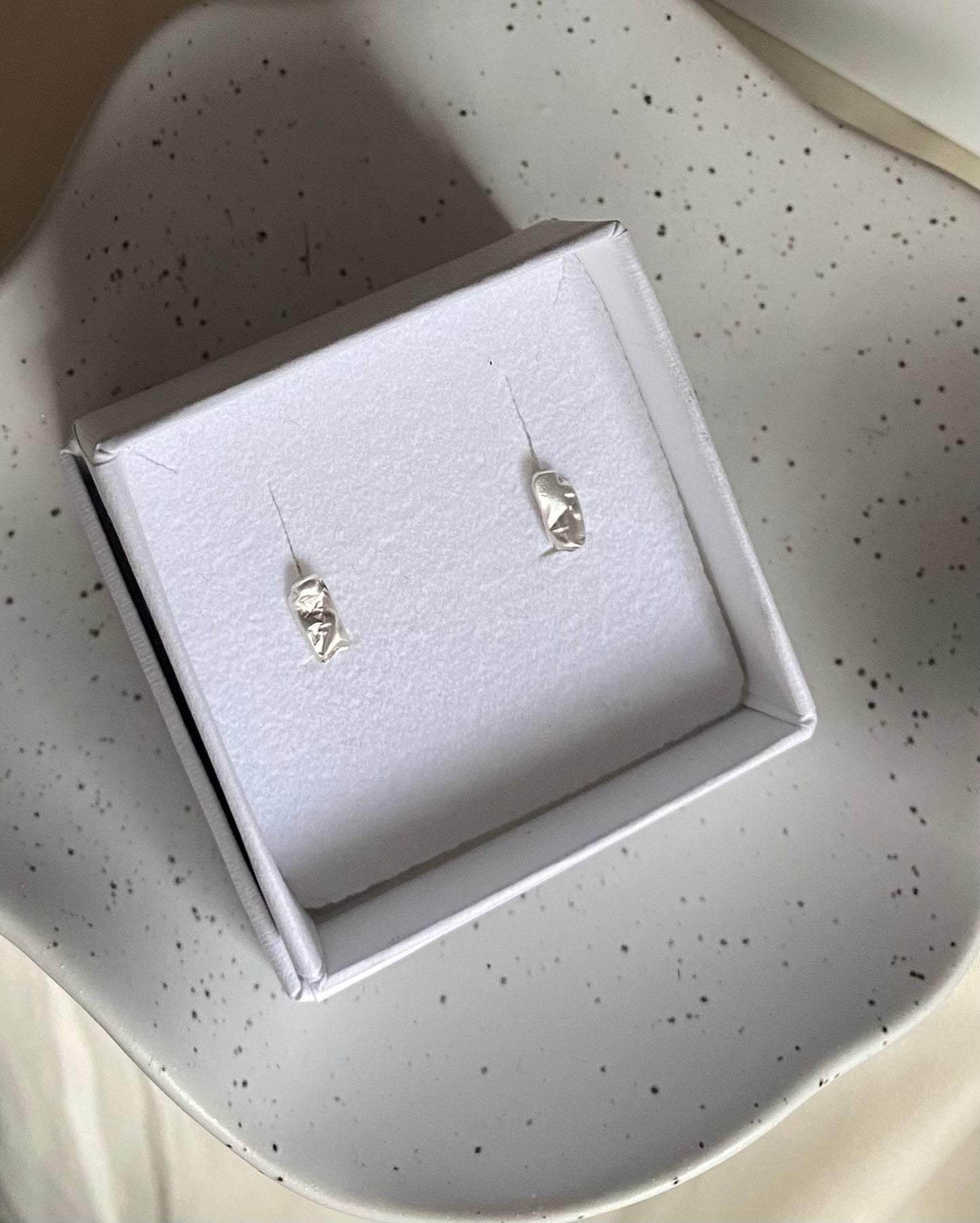 Kallio, nappikorvakorut, epäsymmetrinen korupari