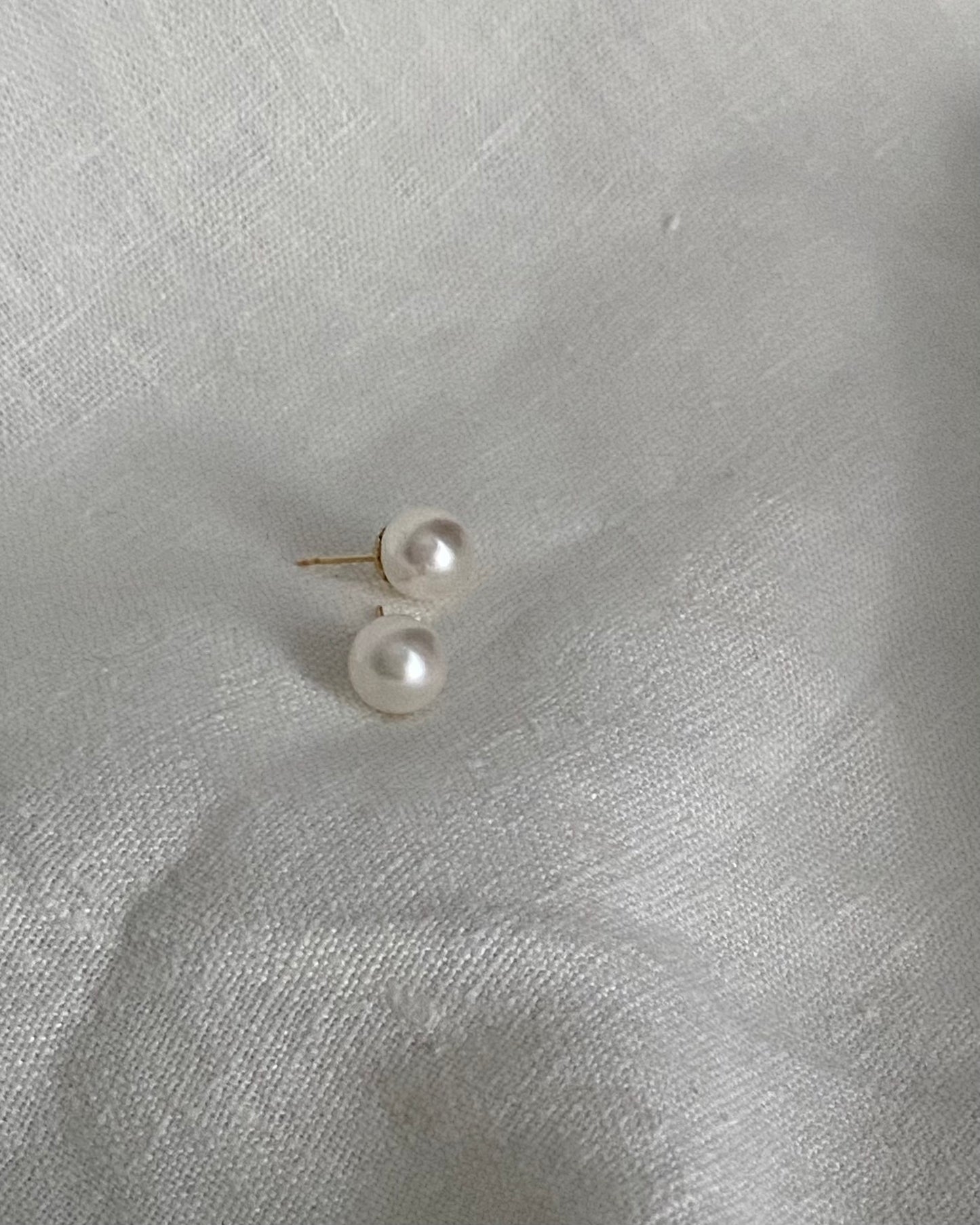 Knappörhängen med pärla, förgyllt sterlingsilver