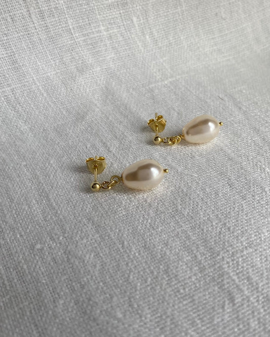 Stud earrings with a pearl drop, gold-plated sterling silver
