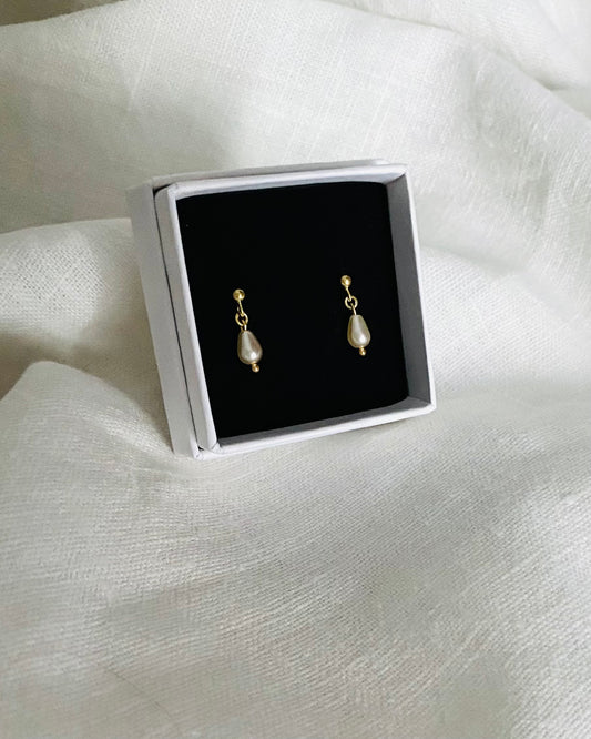 Knappörhängen med pärla, förgyllt sterlingsilver