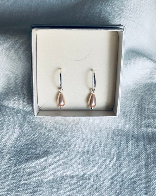 Örhängen med droppformade pärlor, sterlingsilver