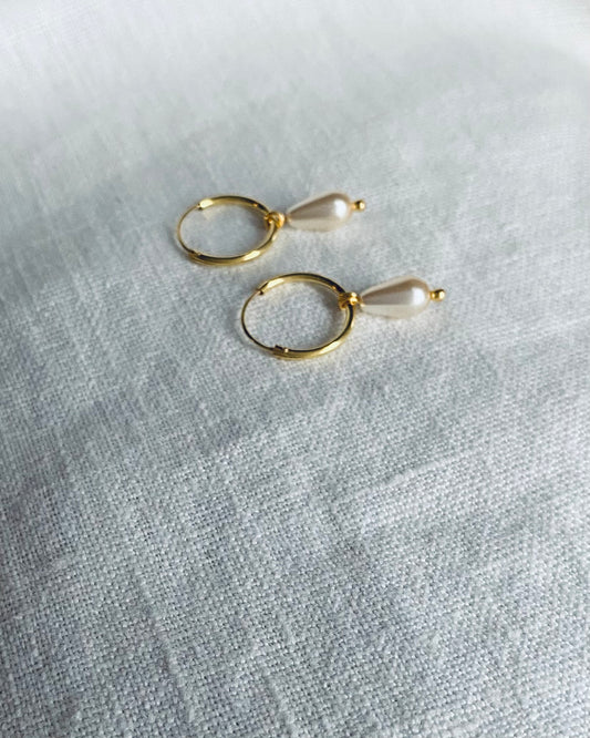 Örhängen med droppformade pärlor, förgyllt sterlingsilver