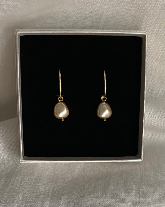 Örhängen med nuggetpärl, förgyllt sterlingsilver