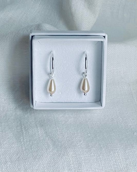 Örhängen med droppformade pärlor, sterlingsilver