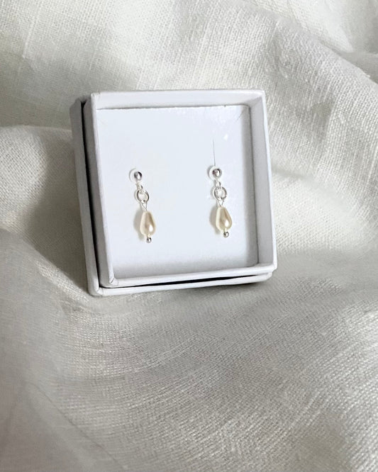 Knappörhängen med pärla, sterlingsilver