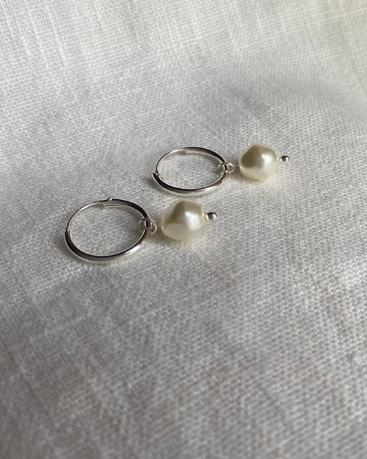 Örhängen med liten barockpärla, sterlingsilver